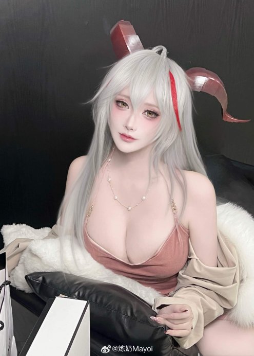 COSPLAY 你也想坐在这吗？沙发这么小，挤不下的……什、什么？！ 碧蓝航线 埃吉尔（埃格妮丝）